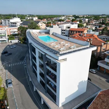 Prime Location Flat With Rooftop Pool Apartmán *