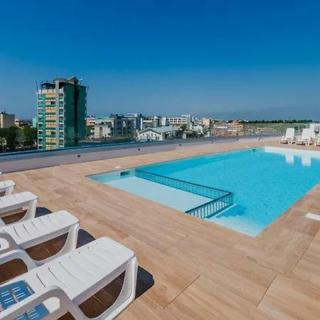 Prime Location Flat With Rooftop Pool Apartmán *