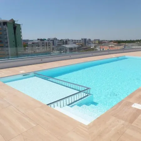 Διαμέρισμα Prime Location Flat With Rooftop Pool