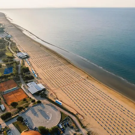 Prime Location Flat With Rooftop Pool Μπιμπιόνε